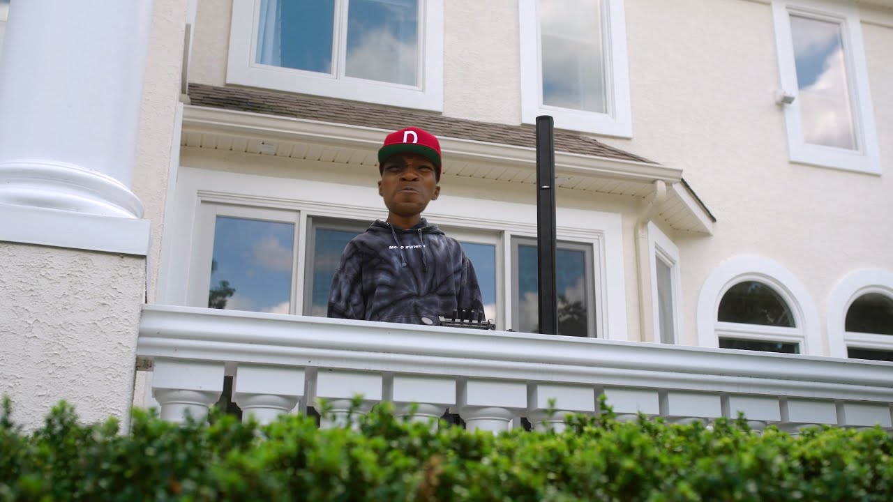 Brayton the Bully - Desmond Has a Big Head [Offical Music Video]